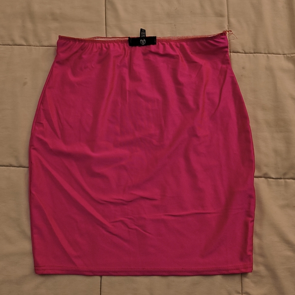 Chic Fuchsia Pencil Skirt - Picture 2 of 3